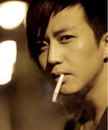 陈赫私底下也经常抽烟，邓超baby却是他