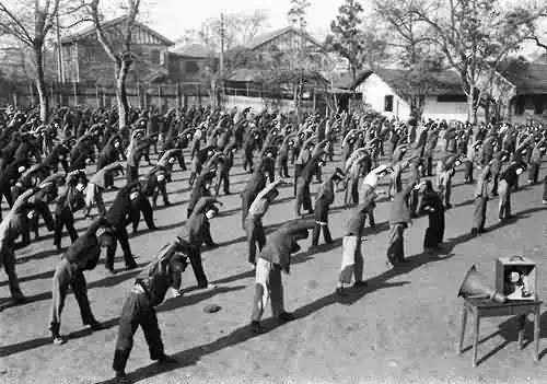 1951年12月，上海南洋模范中学的学生在做第一套广播体操