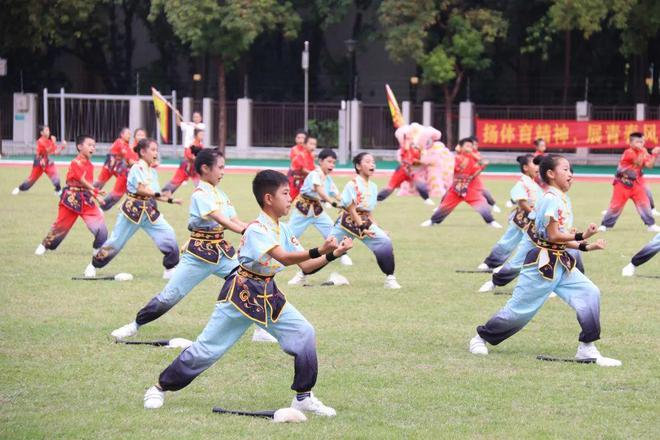 体操运动视频锻炼小学生_体操小学生_小学生体操表演