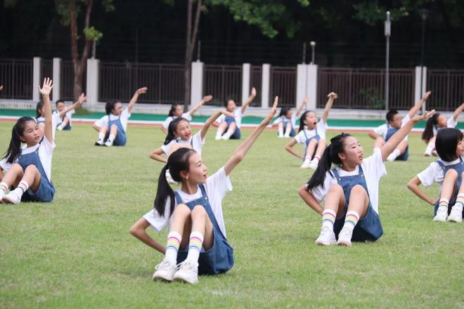 体操小学生_小学生体操表演_体操运动视频锻炼小学生