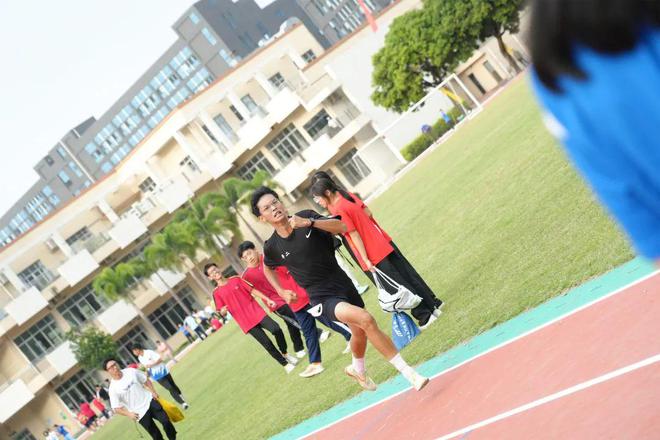 体操运动视频锻炼小学生_小学生体操表演_体操小学生