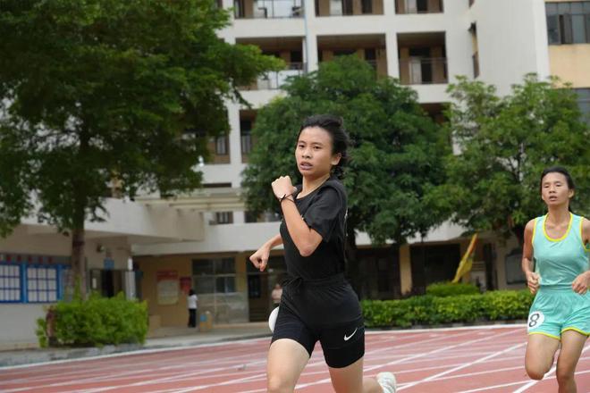 体操运动视频锻炼小学生_小学生体操表演_体操小学生