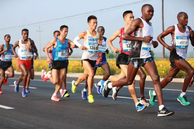 2019衡水湖国际马拉松锦标赛国内选手竞争激烈牟振华
