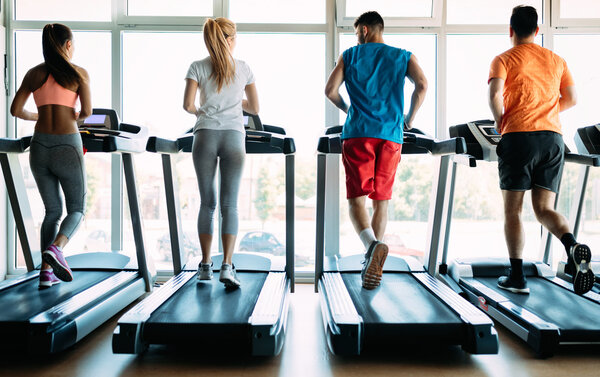 健身房什么是运动表现_健身房动作有哪些_健身运动的显著特征